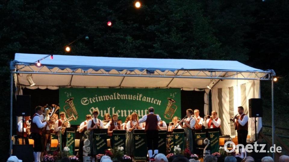 Bei Einbruch der Dunkelheit wurde die Bühne beleuchtet. Bild: twg