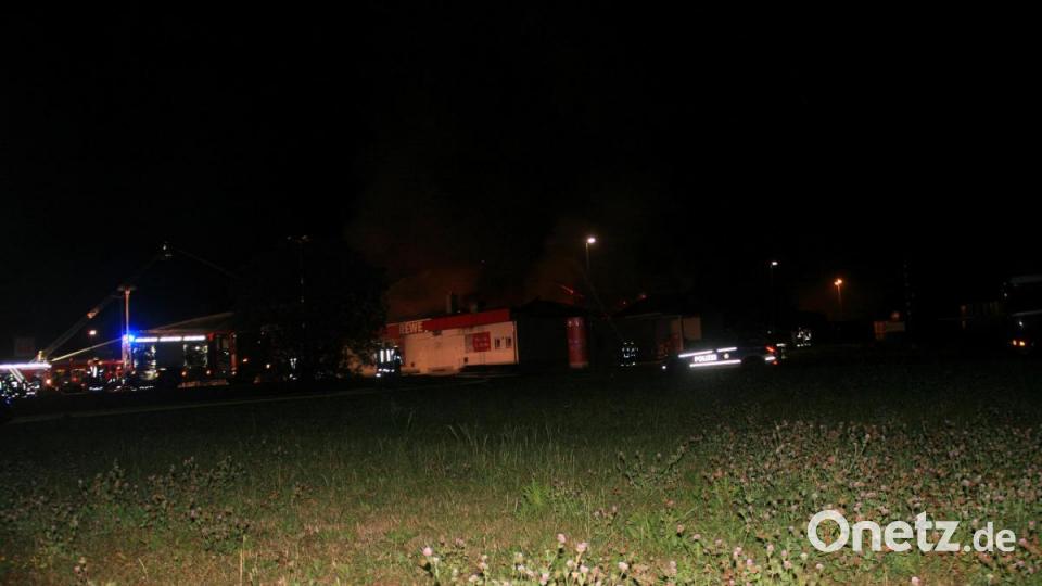 Der Dachstuhl des Rewe-Markt in Wiesau brennt Bild: wro
