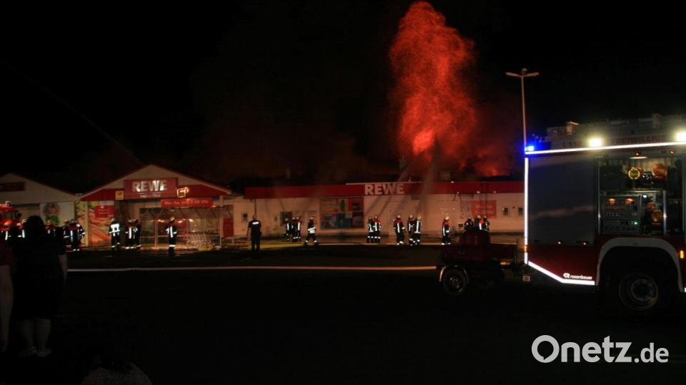 Der Dachstuhl des Rewe-Markt in Wiesau brennt Bild: wro
