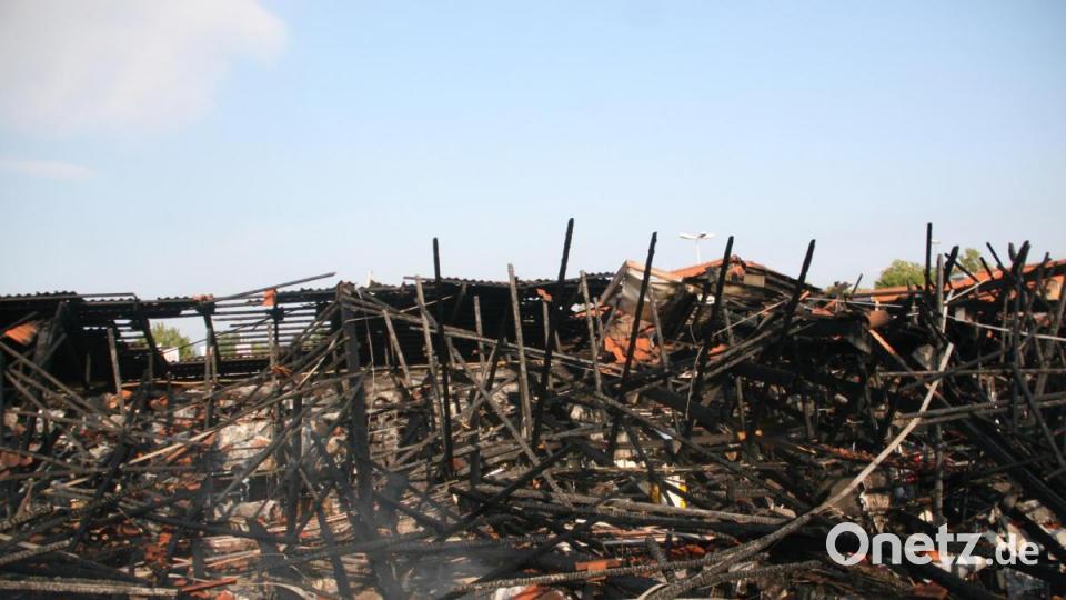 Der Rewe-Markt in Wiesau am Morgen nach dem Brand. Bild: wro