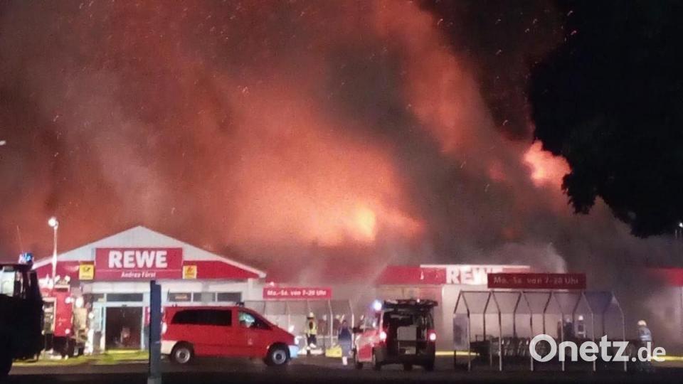 Der Dachstuhl des Rewe-Markt in Wiesau brennt. Bild: exb