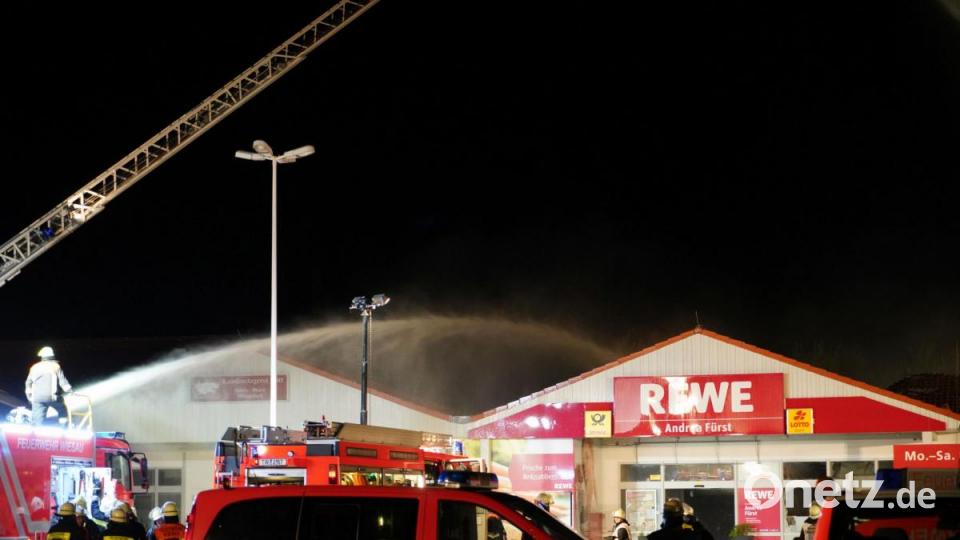 Ein Feuer hat den Rewe-Supermarkt in Wiesau komplett zerstört Bild: rti