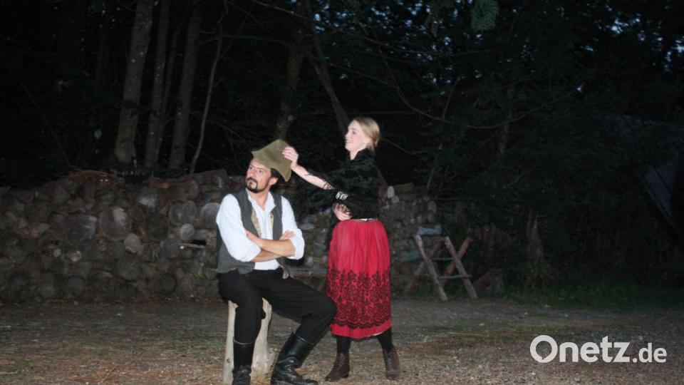 Das Paschen hat sie zusammengeführt: Wanka (Magdalena Höcherl) und Adam (Herbert Spichtinger) haben sich verliebt. Bild: lg