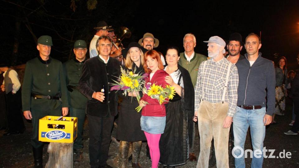 Regierungspräsident Axel Bartelt und Landrat Arnold Kimmerl gratulieren nach der gelungenen Premiere. Bild: lg