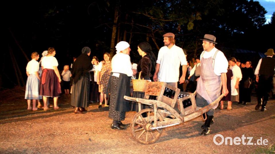 Bier wird herangekarrt: Die Menschen feiern das "Khannasfest" (Johannisfest). Bild: lg