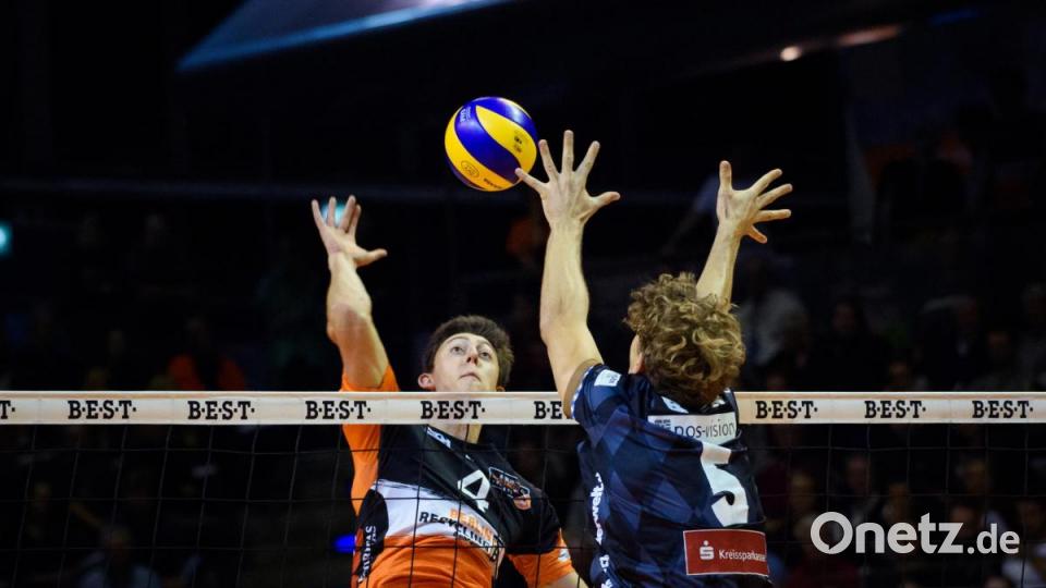 Der Riedener 2,03-Meter-Hüne (Nummer 5, rechts) ist eine Macht am Netz. Er galt jahrelang als einer der besten Mittelblocker der Liga. Bild: Gregor Fischer/dpa