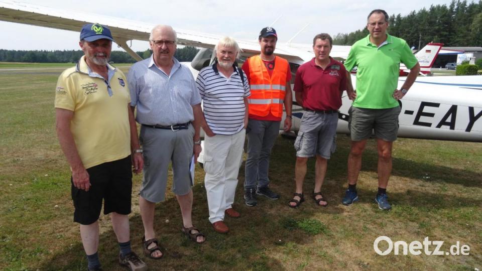 Sie bereiten den kranken Kindern einen unvergesslichen Nachmittag: Herbert Putzer und Günter Zagel (Zweiter und Dritter von links), die Piloten Dieter Henl (links), Michael Meier und Anton Moll (von rechts) und Sven Henl, der den kleinen Passagieren beim Ein- und Aussteigen hilft. Bild: hka