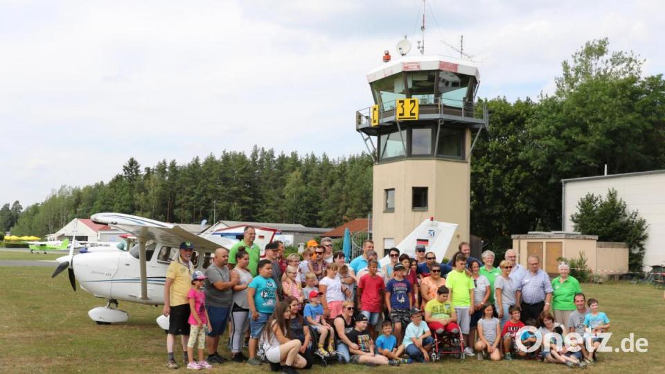 Gruppenfoto unter dem Tower in Latsch. Bild: hka