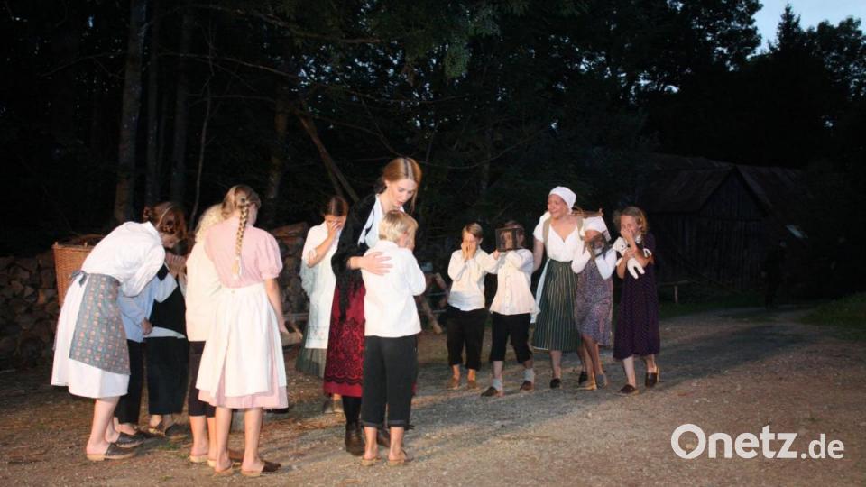 Die Baldowerin Wanka (Magdalena Höcherl) lenkt zusammen mit den Kindern die Zöllner von ihren Aufgaben ab, so dass die Schmuggler entkommen können. Bild: lg