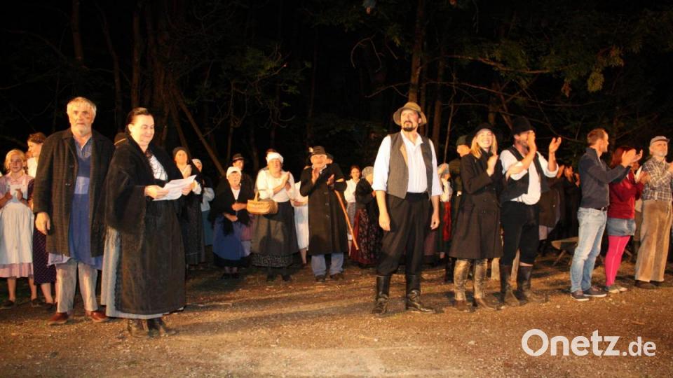 Zum Finale bedanken sich die Akteure beim Publikum. Bild: lg