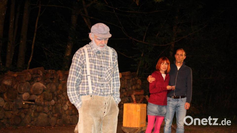 Das junge Paar (Tereza Dubnickova, Franz Dietl) führt Franz Langmeister (Ludwig Zwick) aus seiner Einsamkeit heraus. Bild: lg