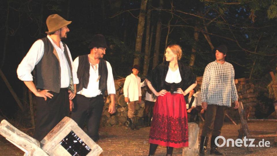 Als Baldowerin organisiert Wanka (Magdalena Höcherl) mit den Paschern (von links) Adam (Herbert Spichtinger), Fritz (Herbert Ried) und Simmerl (Sebastian Betz) den Schmuggel. Bild: lg