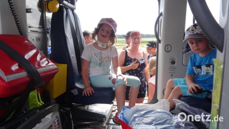 Probesitzen im Rettungshubschrauber Christoph 80. Bild: hka