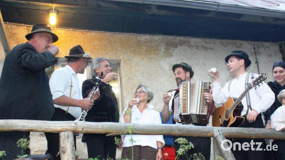 Regierungspräsident Axel Bartelt stößt mit den Paschermusikanten auf die gelungene Premiere an. Bild: lg