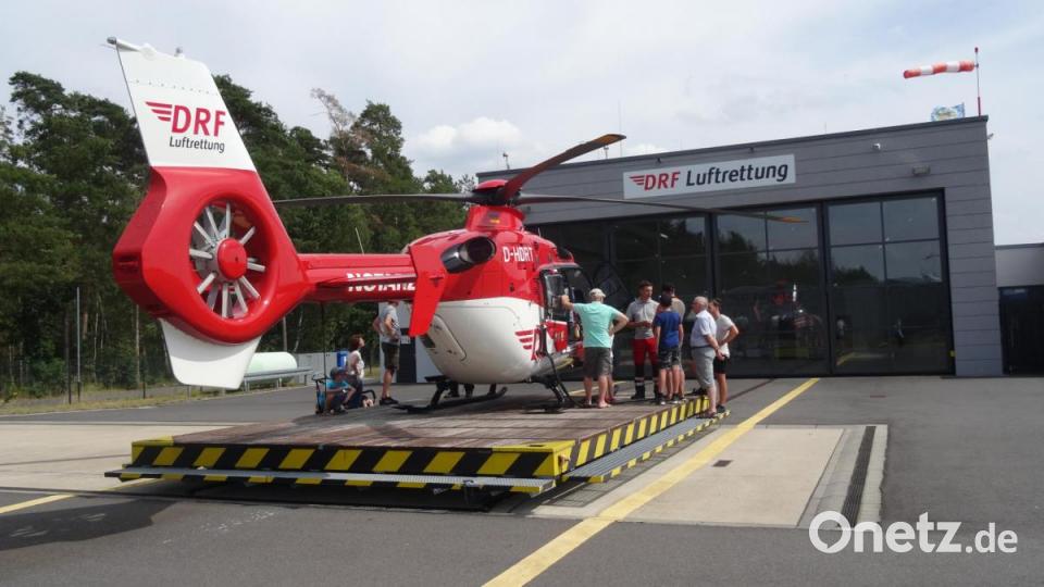 Einen Tag die schwere Krankheit vergessen: Die Kinder durften auch im Rettungshubschrauber Christoph 80 Probe sitzen. Bild: hka