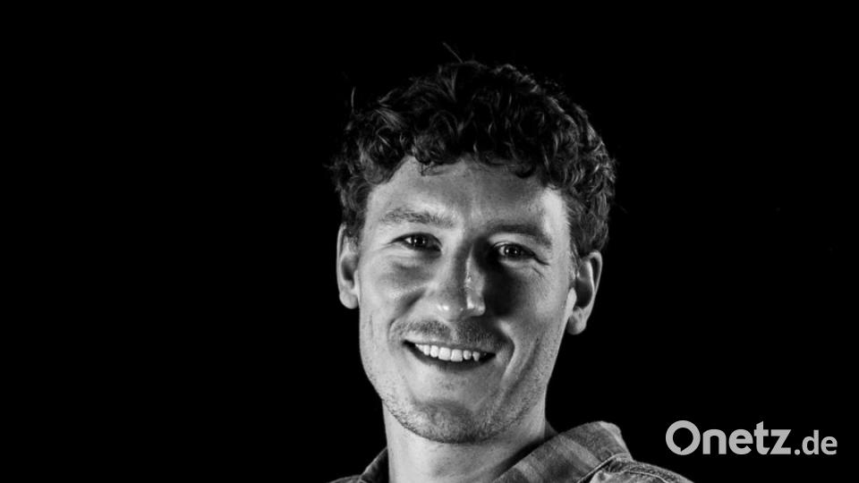 Lukas Bauer in ziviler Kleidung bei seinem neuen Arbeitgeber &quot;Rapid Peaks&quot;, einer Sport-Marketing-Agentur in München. Bild: Rapid Peaks