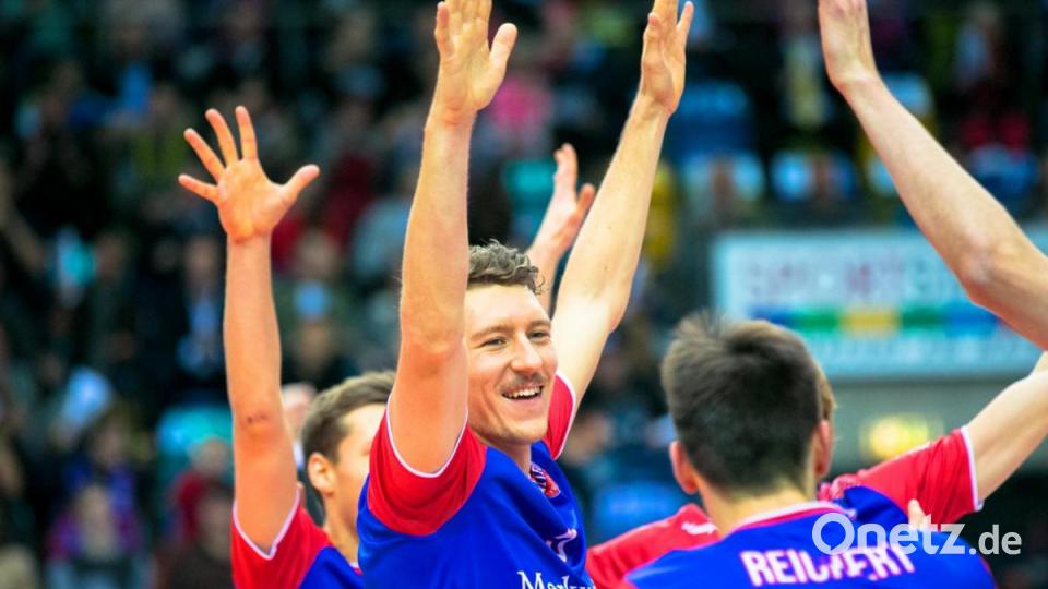 Hoch die Hände, Karriereende: Lukas Bauer (Mitte) freut sich auf das neue Kapitel in seinem Leben. Bild: Gregor Biskup