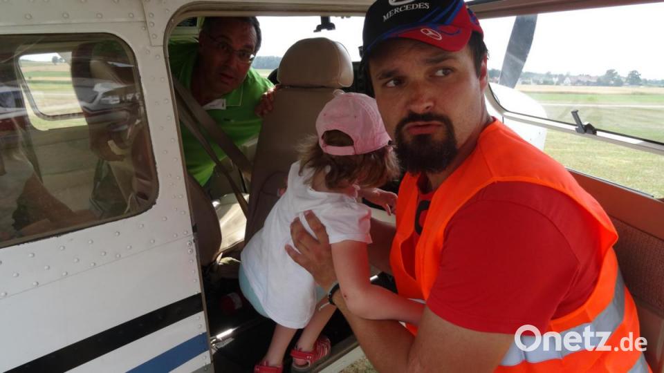 Sven Henl übergibt die Kinder an den Piloten Michael Meier. Bild: hka