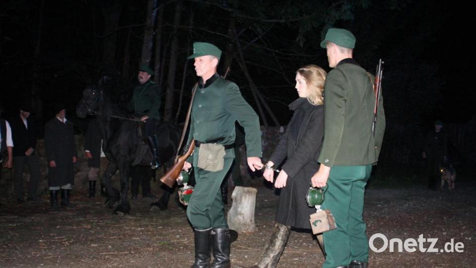 Wanka (Magdalena Höcherl) wird als Drahtzieherin des großen Schmuggelcoups verhaftet und gefesselt abgeführt. Bild: lg