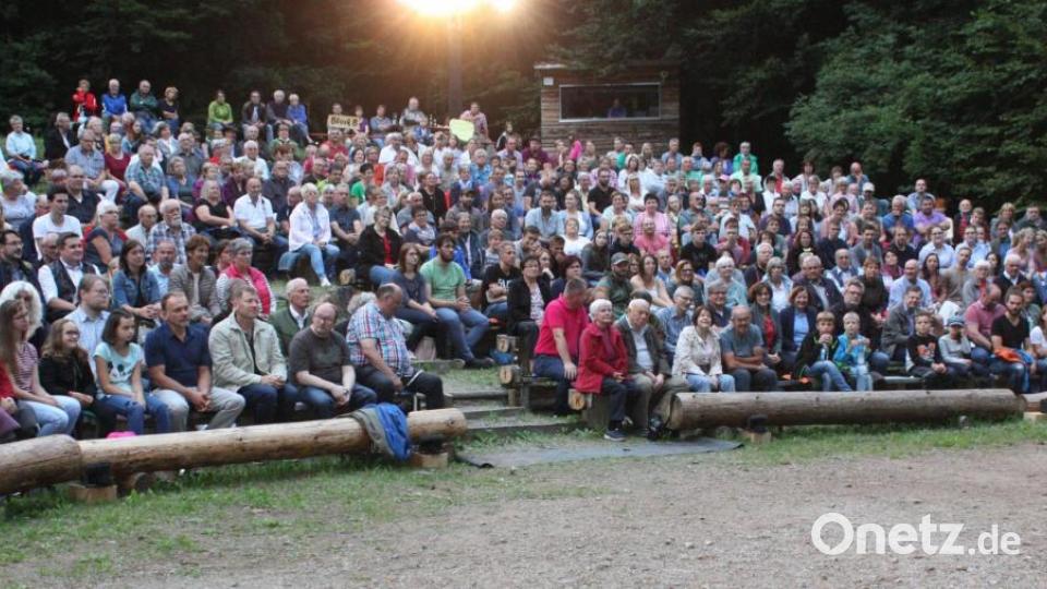Spielleiterin Birgit Höcherl begrüßt das zahlreich erschienene Premierenpublikum am Eulenberg. Bild: lg
