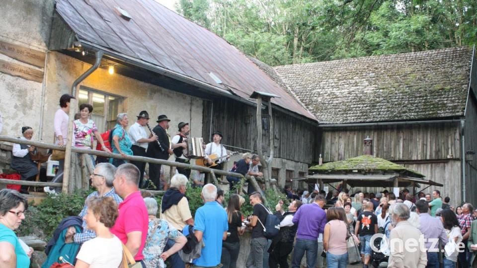 Zu den Klängen der Paschermusik können die Besucher am Bergweber-Haus auf unterhaltsame Art heimische Schmankerl genießen. Bild: lg