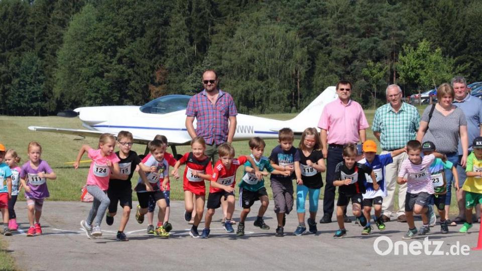 Start der Bambini zum Flugplatzlauf. Yannik Schwab durcheilte die 500 Meter mit 1:49 min als Schnellster. Bild: mfh
