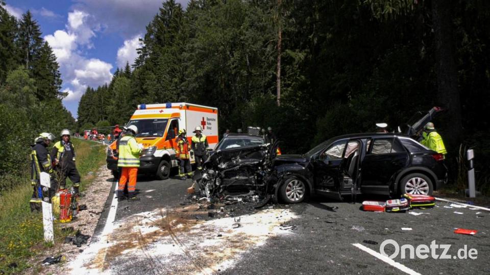 Ein Todesopfer forderte am Sonntagvormittag ein Verkehrsunfall bei Kulmain. Wie es zu dem Frontalzusammenstoß auf der Staatsstraße 2665 gekommen war, ist bislang unklar. Bild: rw