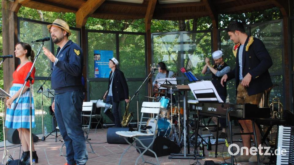 Mit deutschen Schlagern und anderen Highlights begeistert die Schicksalscombo bei den Weidener Serenaden das Publikum. Bild: gag