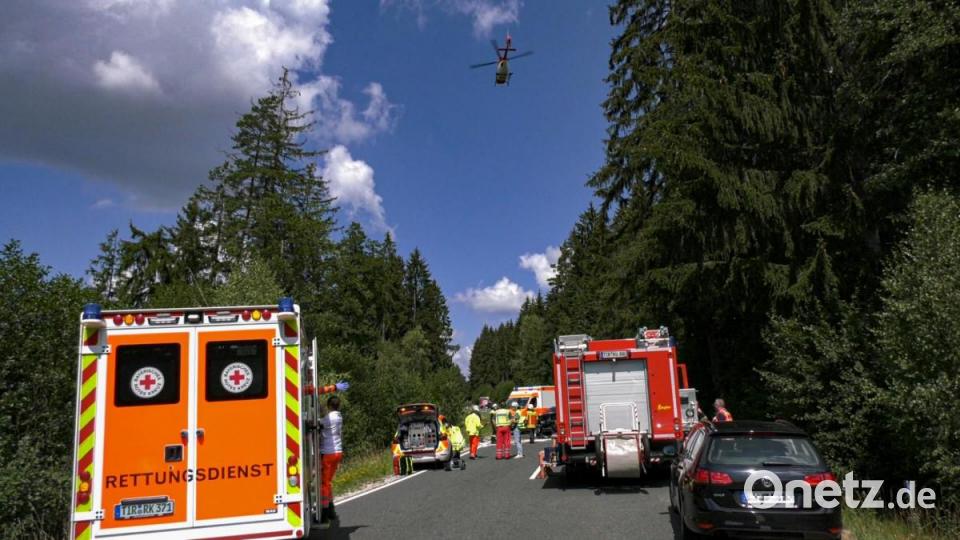 Frontalzusammenstoß bei Aign: Zur Versorgung der Verletzten und zur Unfallaufnahme ist die Staatsstraße bei Aign komplett gesperrt. Bild: rw