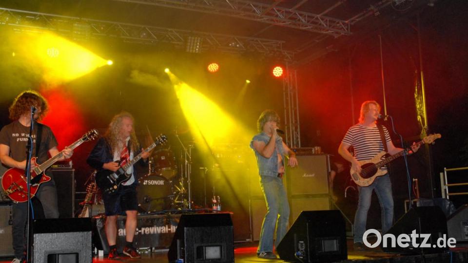 Die AC - DC Revivalband war ein echter Magnet im Schlossgarten. Bild: pop