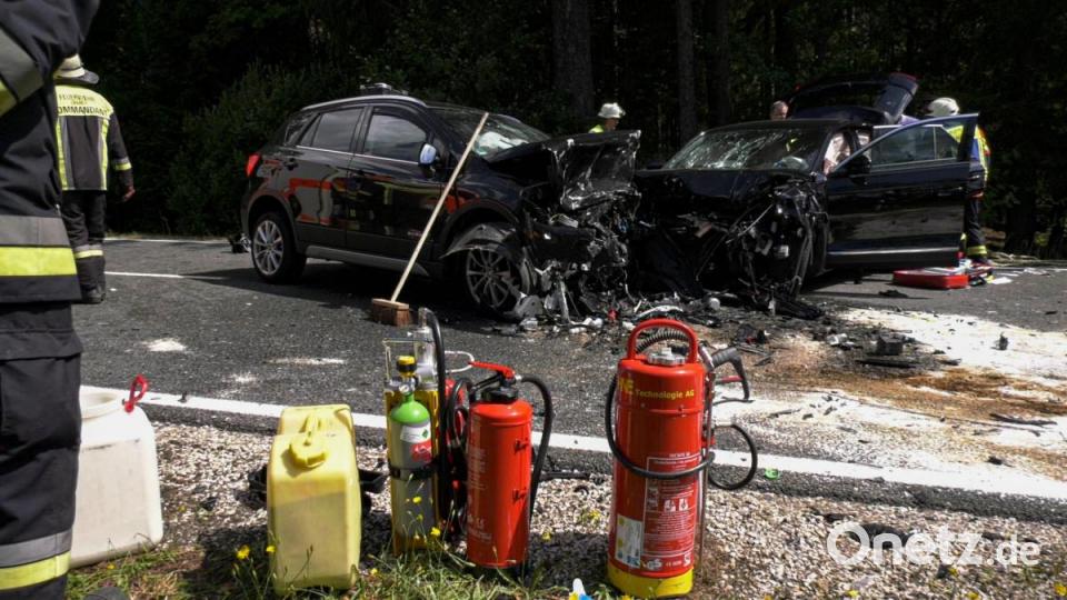 Mit Bindemittel reinigen die Einsatzkräfte die Unfallstelle von augelaufenen Flüssigkeiten. Bild: rw