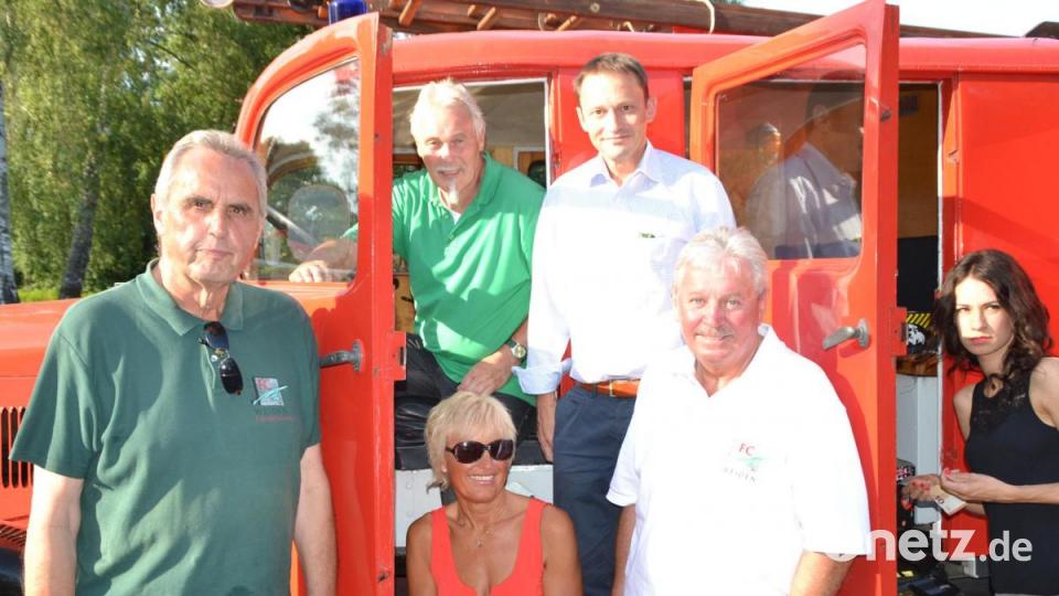 Horst Fuchs und Hans Forster (vorne, links und rechts), die Vorsitzenden des FC-Ost-Fördervereins mit Franz Bäumler, dem Vorsitzenden des Hauptvereins, Bürgermeister Jens Meyer und zwei fleißigen Bedienungen. Bild: hcz
