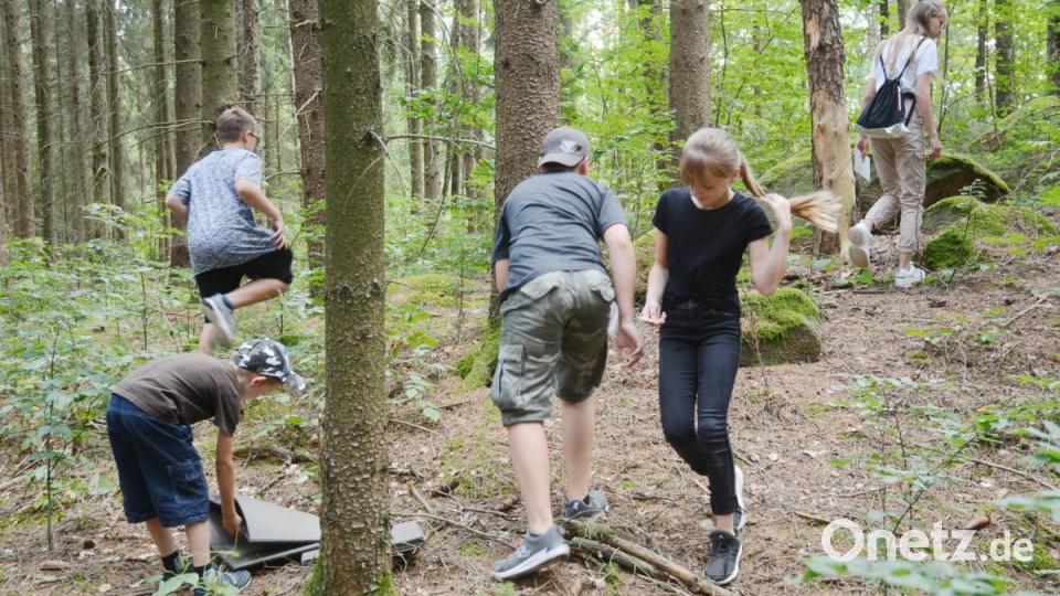 Die Kinder vom Ferienprogramm suchen nach Bildern, die die Hundetrainerin versteckt hat. Bild: Gabi Schönberger