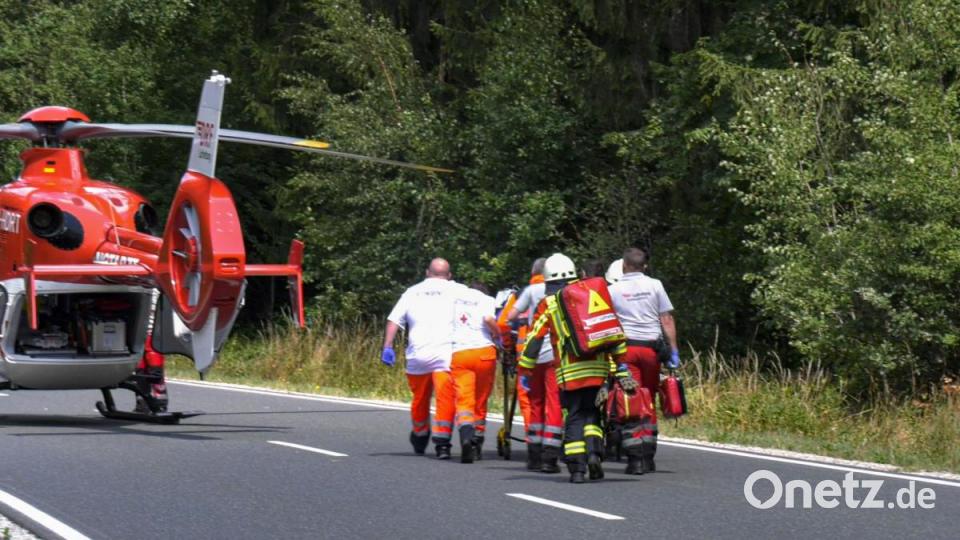 Die Sanitäter bringen einen der Verletzten zum Rettungshubschrauber. Bild: rw