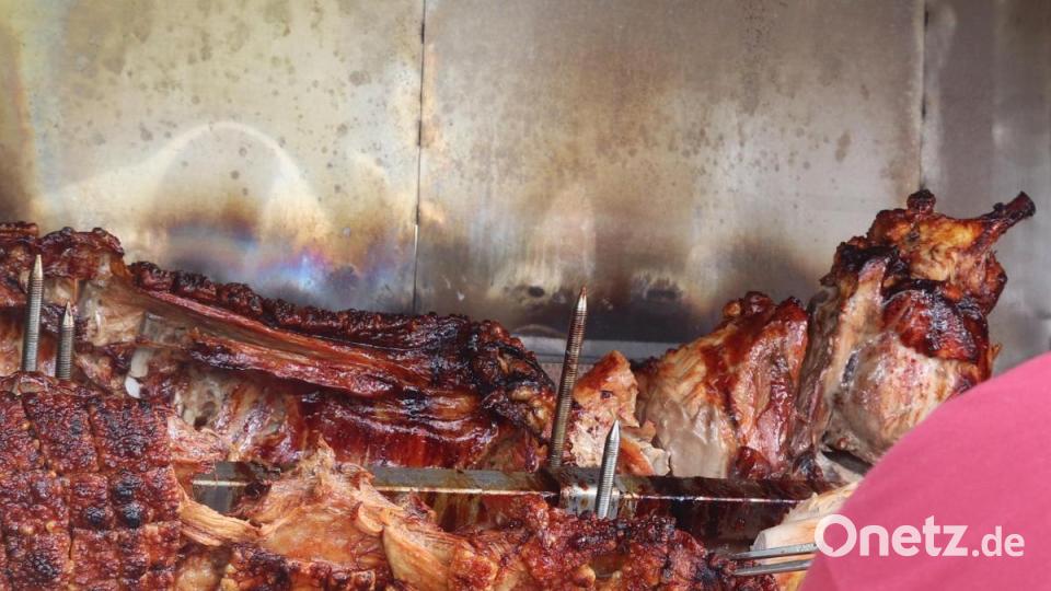 Sau am Spieß. Dieser Gourmet-Schweinebraten sorgte für so manche Landung weit entfernter Fluggäste. Bild: mfh