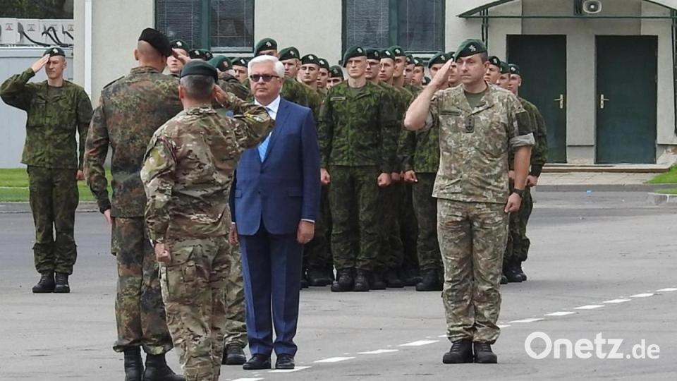 Oberstleutnant Peer Papenbroock aus Pfreimd (Kreis Schwandorf) begrüßt den litauischen Vizeverteidigungsminister Vytautas Umbrasas. Bild: Virginijus Stonys/Iron Wolf Brigade/Verteidigungsministerium Litauen