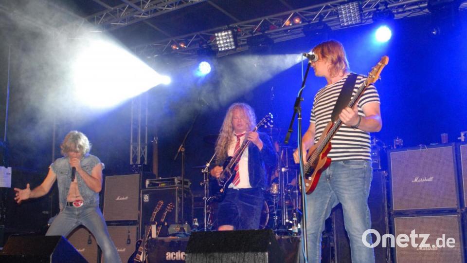 Die AC - DC Revivalband war ein echter Magnet im Schlossgarten. Bild: pop