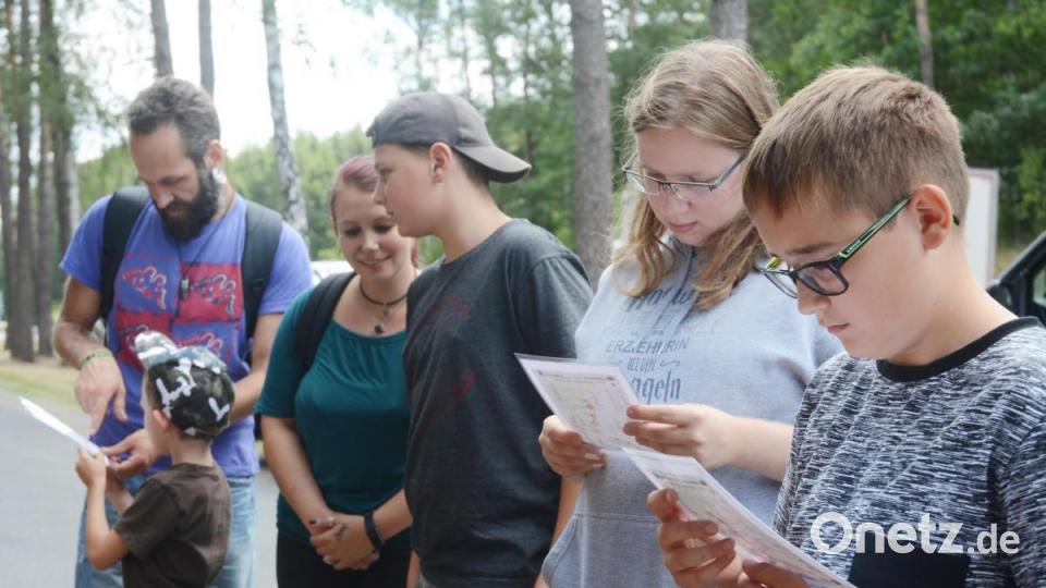 Die Kinder vom Ferienprogramm bekommen von Yvonne Joneitis von der BRK-Rettungshundestaffel Amberg-Sulzbach einen Plan vom Lerautal, damit sie sich nicht verlaufen. Bild: Gabi Schönberger