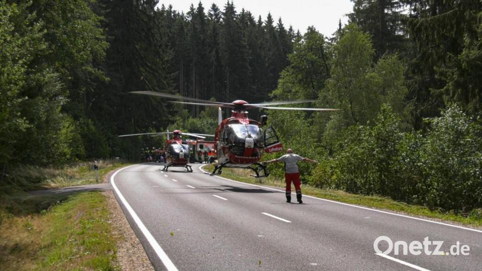 Zwei Rettungshubschrauber fliegen zwei der Unfallbeteiligten ins Krankenhaus. Bild: rw
