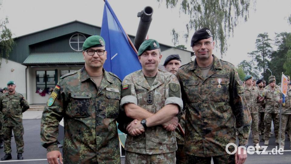 Handschlag auf den Kommandowechsel: Oberstleutnant Rouven Habel aus Bad Salzungen (von links), der Kommandeur der litauischen „Iron Wolf Brigade“, Oberst Mindaugas Steponavicius, und Oberstleutnant Peer Papenbroock aus Pfreimd. Bild: Virginijus Stonys/Iron Wolf Brigade/Verteidigungsministerium Litauen