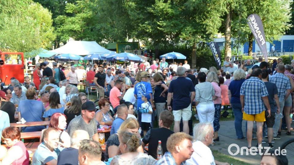 Zu Beginn des Abends drängen sich immer mehr Besucher an den Getränke- und Speisenausgaben. Bild: hcz
