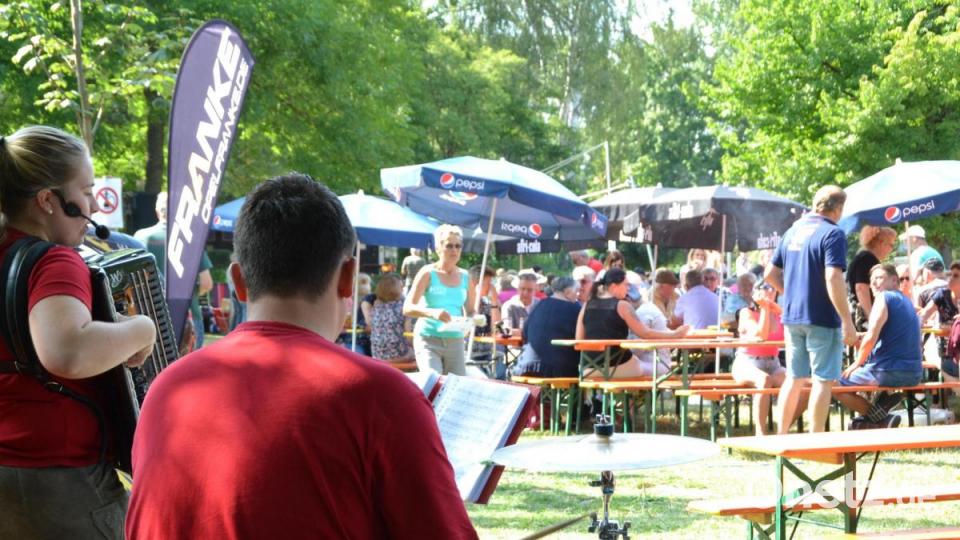 Sophia und Marco unterhalten die Gäste am Nachmittag mit zünftiger Musik. Bild: hcz