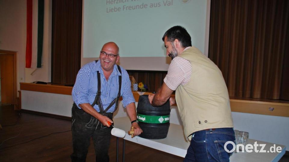 Bürgermeister Klaus Meyer stach gemeinsam mit dem Valer Bürgermeister Tamas Bechtold (rechts) ein Fass Zoigl an. Bild: enz