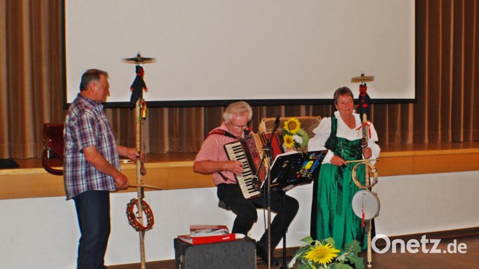 Die Wirtshausmusikanten rudi Sporrer, Franz Becker und Susanne Wenzel (von links) unterhielten die Gäste mit flotter Musik. Bild: enz
