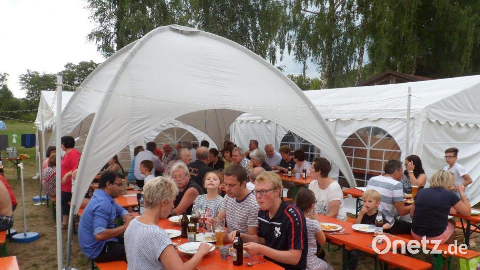 Kolpingzeltlager Ebnath: Beim Abendessen wurden die Camper gut versorgt. Hier lässt sich auch Pfarrer Anish George Schnitzel und Kartoffelsalat schmecken. Bild: soj
