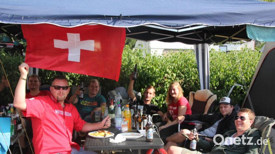 Mitsubishi-Fans aus der Schweiz genießen das 20. Stiftland-Treffen. Bild: kro