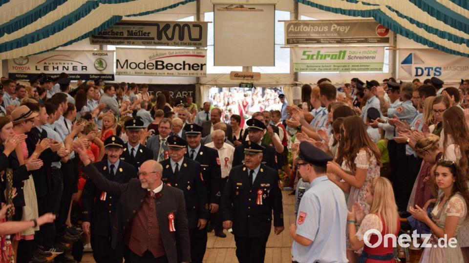 Einzug des Schirmherrn und der Ehrengäste ins Festzelt. Bild: bnr
