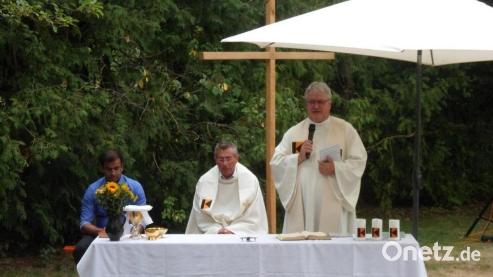 Kolpingzeltlager Ebnath: Diözesanpräses Karl-Dieter Schmid, Bezirkspräses Pfarrer Franz Baumgartner und der Ebnather Präses Pfarrer Pater Anish George beim Gottesdienst. Bild: soj