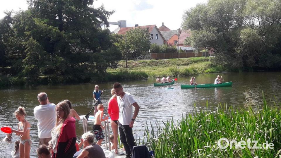 Kolpingzeltlager Ebnath: Kinder und Erwachsene suchten Abkühlung in der Naab. Bild: soj
