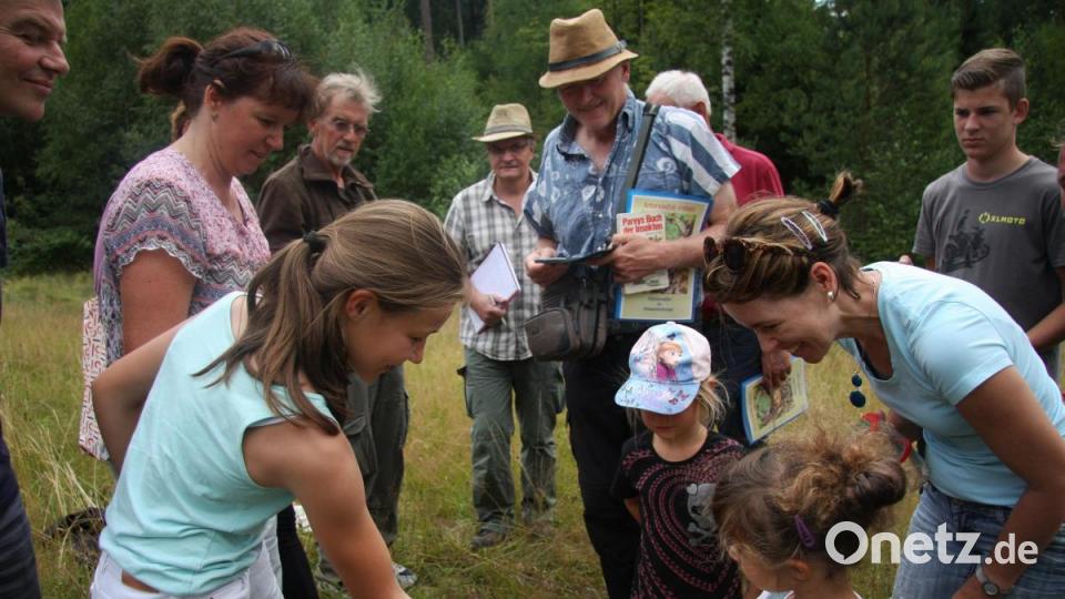 Über die „Beute“ freuten sich auch die Kinder, für die die Safari auf der Glasschleifwiese zu einem Erlebnis mit der Natur wurde. Bild: wro